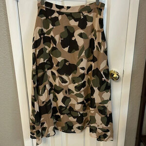 Boss Hugo Boss Women’s (6) Camo Print A-line Shape 100% Silk MIDI Length Skirt.